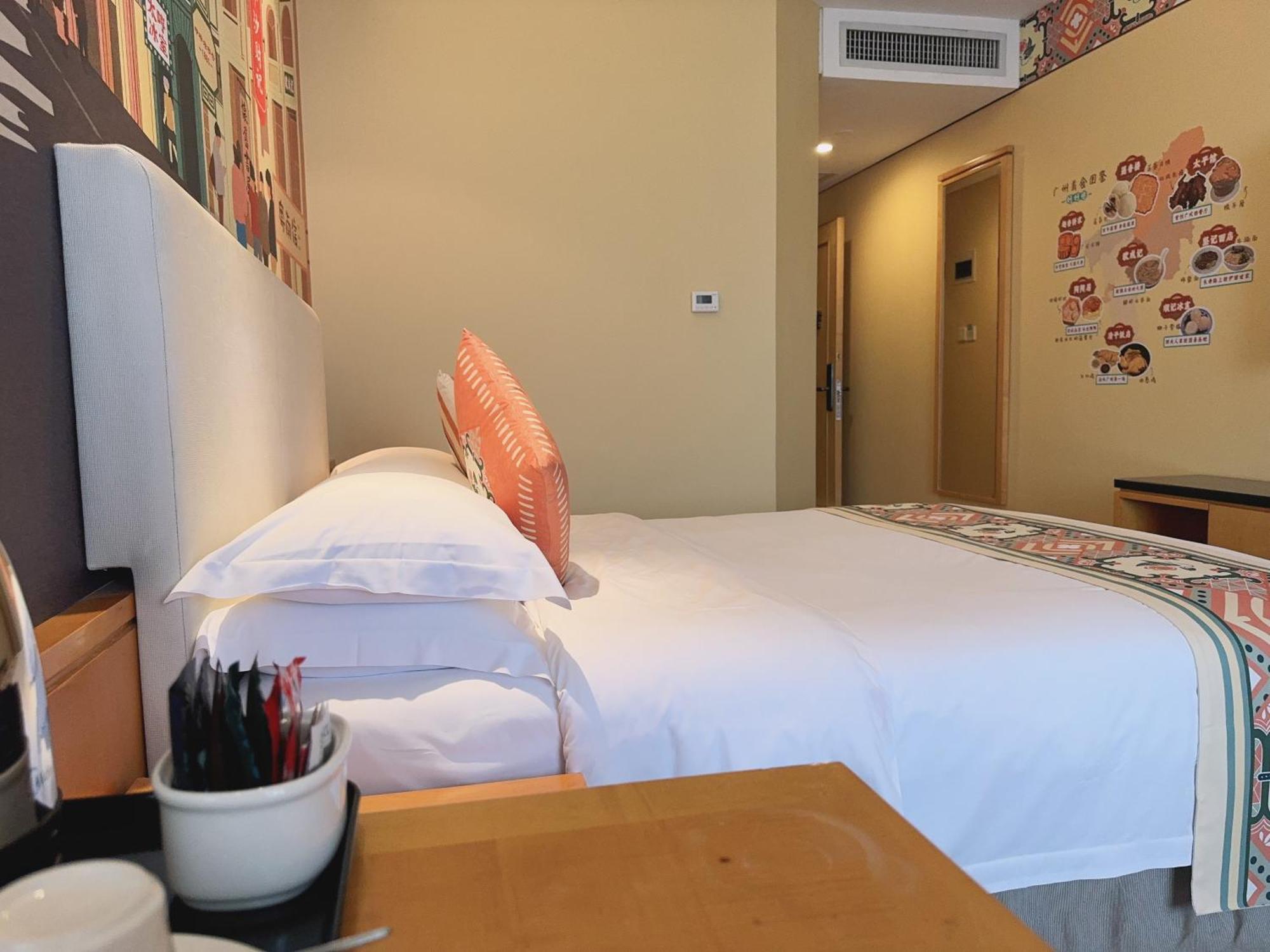 Guangzhou Baiyun Hotel Екстер'єр фото A room at the hotel