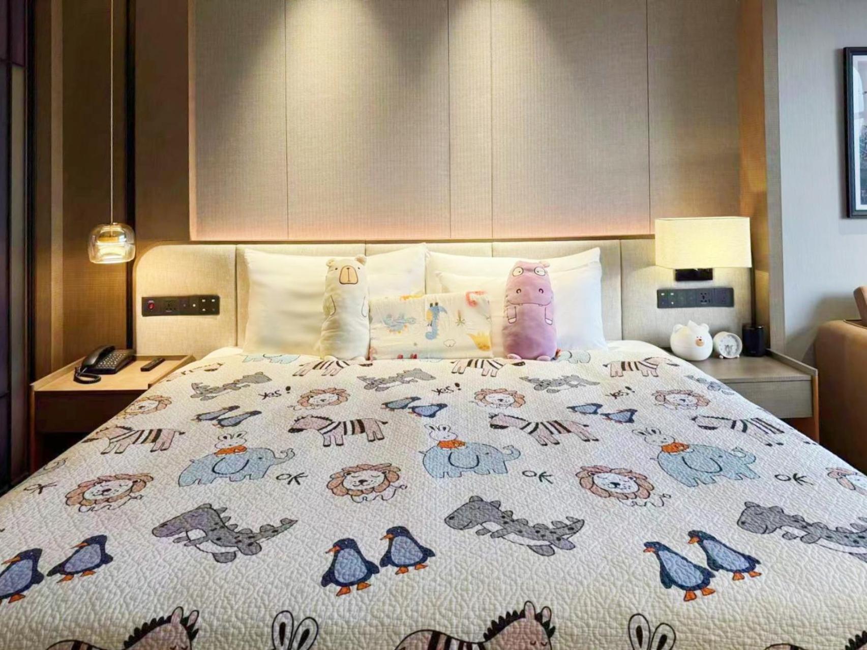 Guangzhou Baiyun Hotel Екстер'єр фото A bed with a duvet