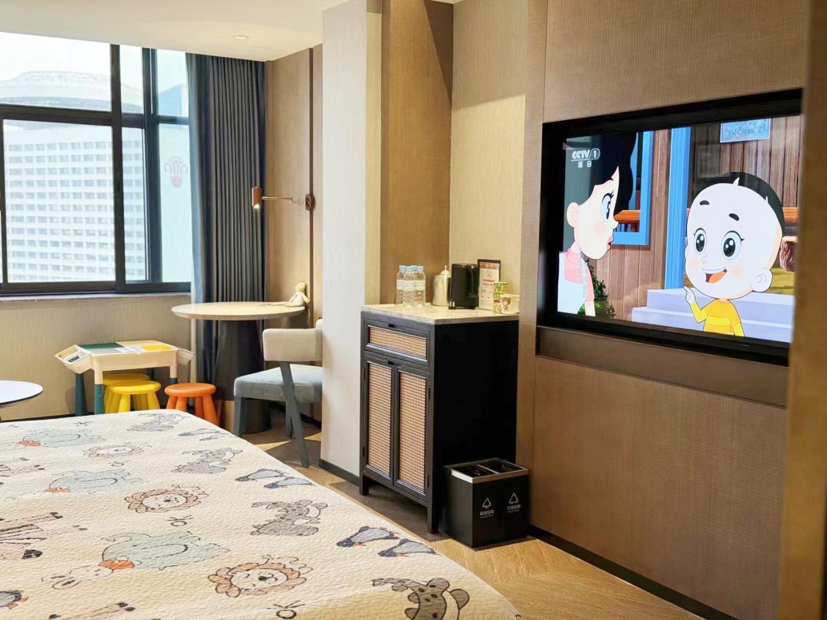 Guangzhou Baiyun Hotel Екстер'єр фото A television in a hotel room
